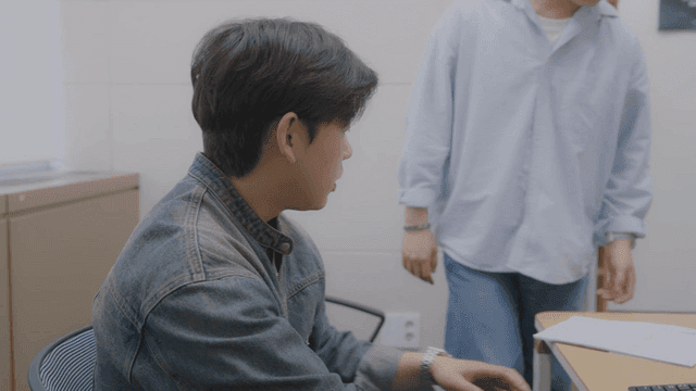 몸을 풀며 들어오는 친구에게 시간을 묻는 사람