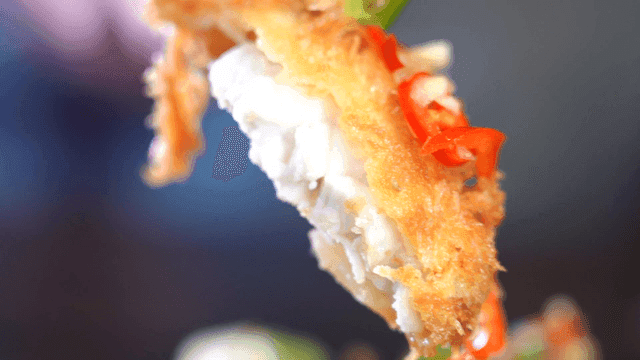 빨간 고추를 곁들인 바삭한 유린복 튀김