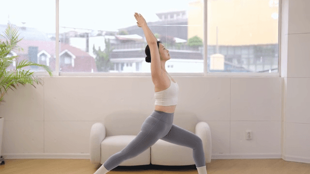 실내에서 요가를 하는 여성