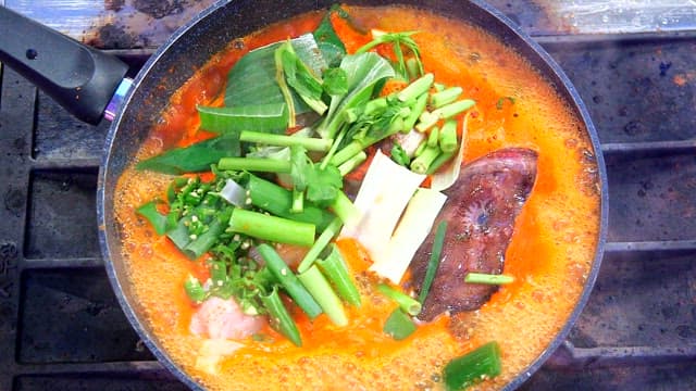 냄비에서 끓고 있는 삼숙이탕