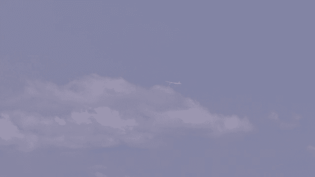 산 위를 나는 작은 비행기