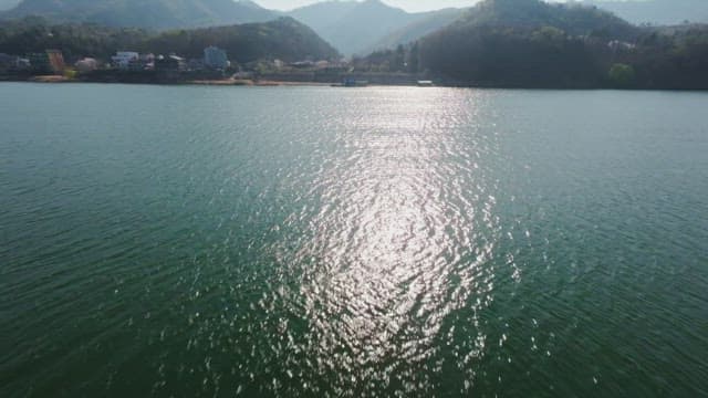 멀리 산이 보이는 고요한 강