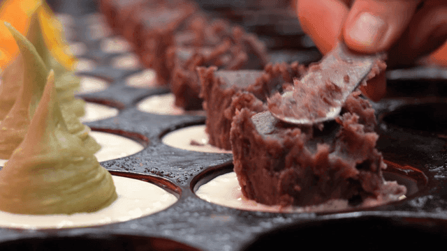 길거리 홍두병 반죽 위에 올려지는 팥소