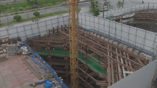 크레인과 자재가 있는 건설 현장