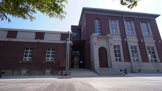 역사적인 건물의 조용한 앞마당