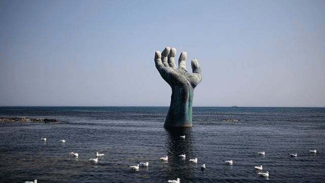 바다에 있는 큰 손 조각상