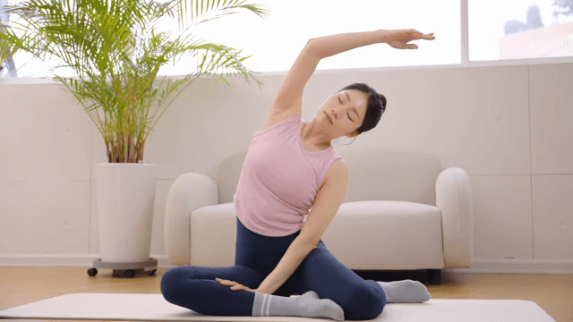 피트니스 스튜디오에서 스트레칭하는 여성