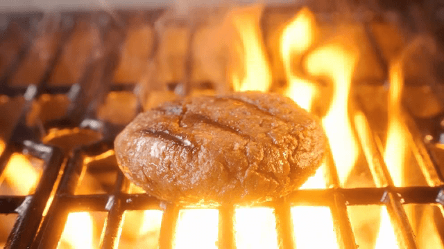 불꽃 위에서 구워지는 육즙 가득한 버거 패티