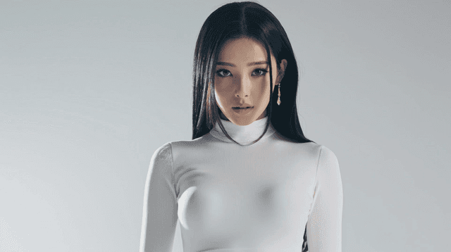 앞을 보며 포즈를 취하는 여성