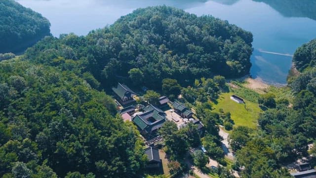 호수와 산에 둘러싸인 전통 건축물