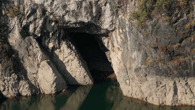 물가의 바위 동굴 입구