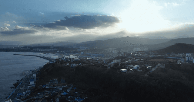 산과 바다가 있는 해안 도시