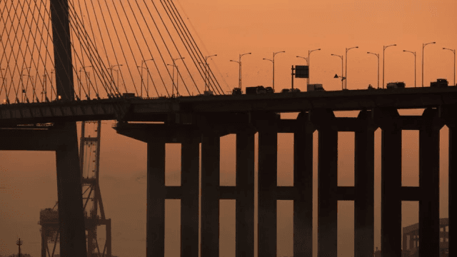 해질녘 다리를 건너는 차량들