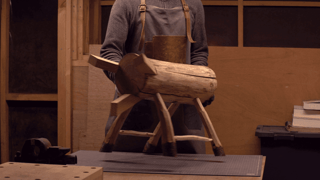 목공예가가 나무 구조물을 조립하는 모습