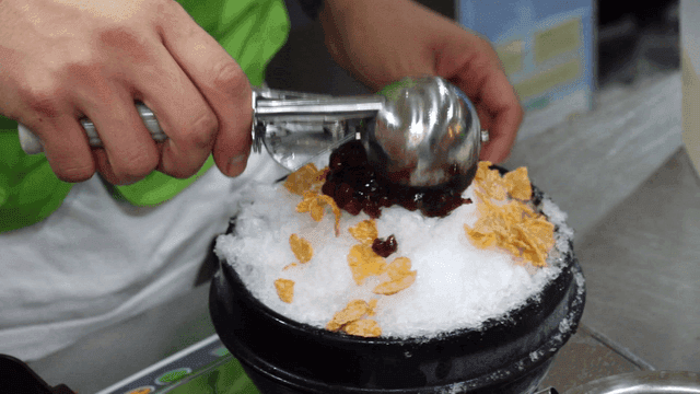 팥을 얹은 빙수 디저트