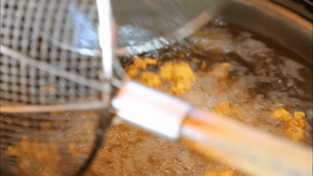 뜨거운 기름에 튀기는 치킨