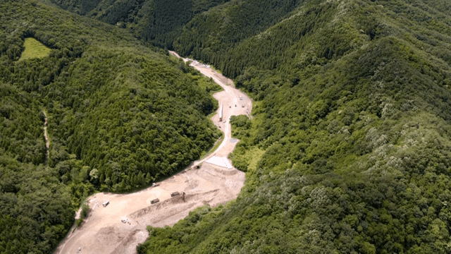 푸른 산 속의 건설 현장