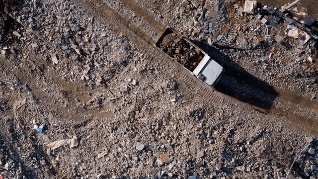 건설 현장을 지나가는 트럭