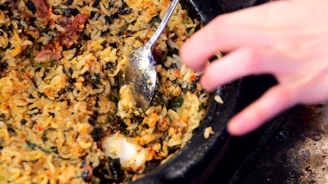 숟가락으로 볶음밥을 볶는 장면