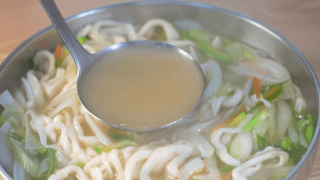 손칼국수의 진한 육수를 떠내는 국자