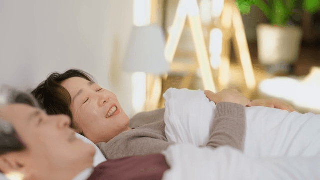 침대에서 잠드는 노부부
