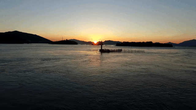 멀리 섬이 보이는 고요한 바다의 일몰