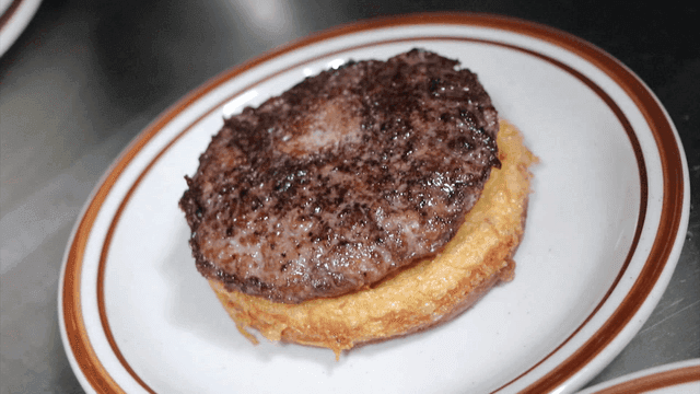 햄버거 번 위에 올리는 패티