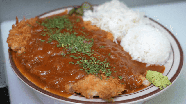 소스가 뿌려진 돈까스 한 접시