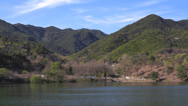 호수와 함께하는 고요한 산 풍경