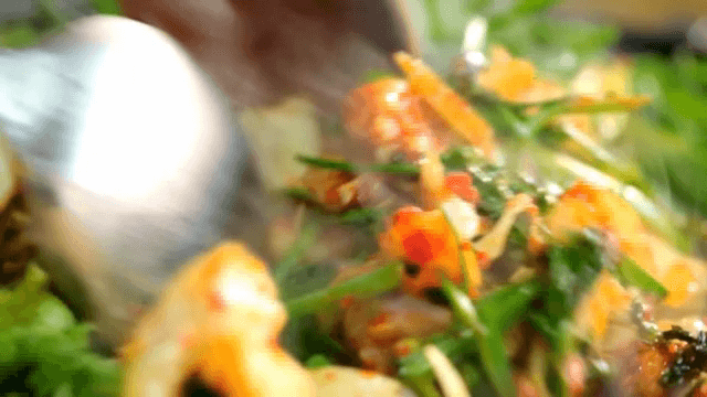 양념된 다양한 채소를 조리하는 모습