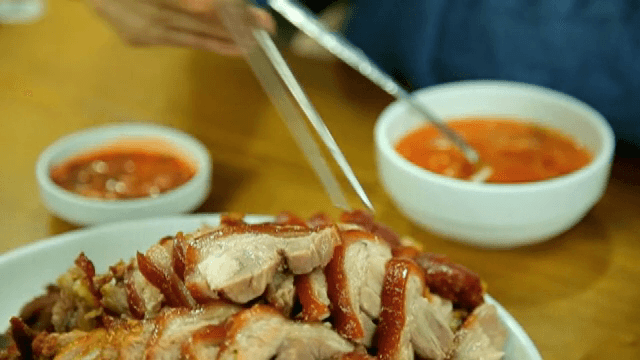 젓가락으로 집는 족발
