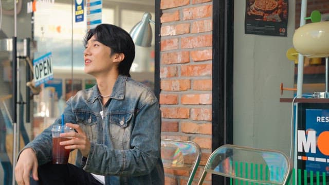 커피를 마시며 휴식을 취하고 있는 젊은 남성