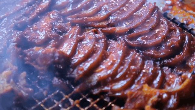 바비큐 그릴에서 굽는 양념족발