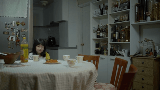 식탁에 앉아 있는 아이