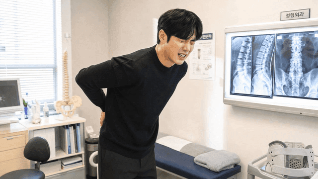 Man experiencing back pain in a clinic