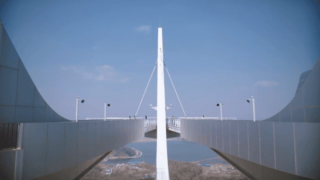 경치가 보이는 현대적인 다리