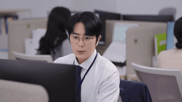 업무에 집중하는 사무실 직원