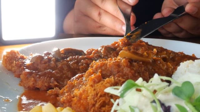 맛있는 치즈가 들어간 돈가스 식사 클로즈업