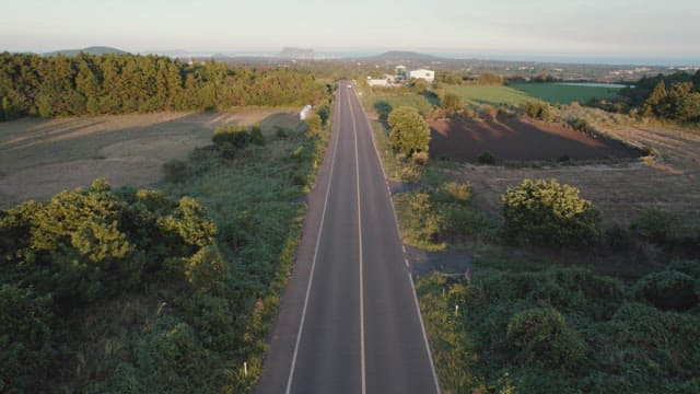 푸른 들판을 가로지르는 긴 도로