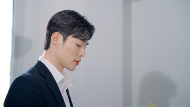 직장 상사에게 혼나는 여성