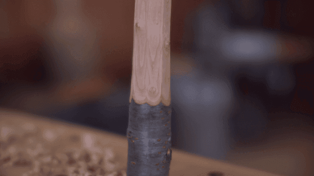 주변에 나무 조각이 있는 나무 조각