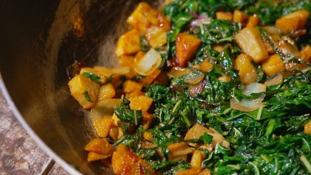 프라이팬에서 시금치와 참치를 볶아 만든 요리