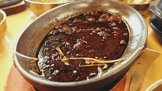 식탁 그릇에 다 먹고 남은 간장 양념 소스