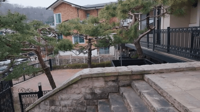 대문으로 이어지는 돌계단