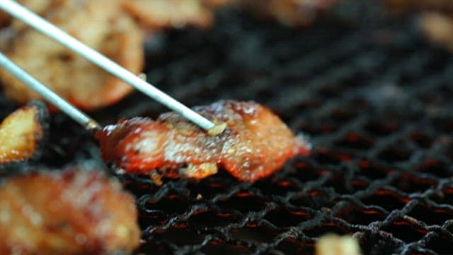 젓가락으로 집어든 잘 익은 양념갈비