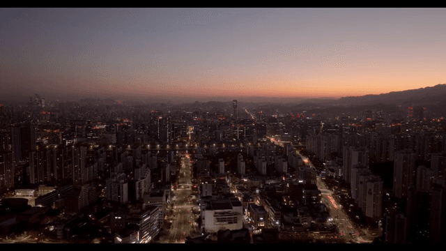 도시의 불빛이 빛나는 황혼의 스카이라인