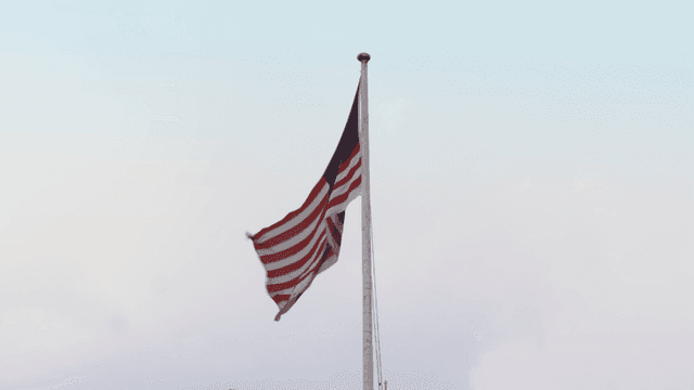 높은 깃대에 펄럭이는 말레이시아 국기