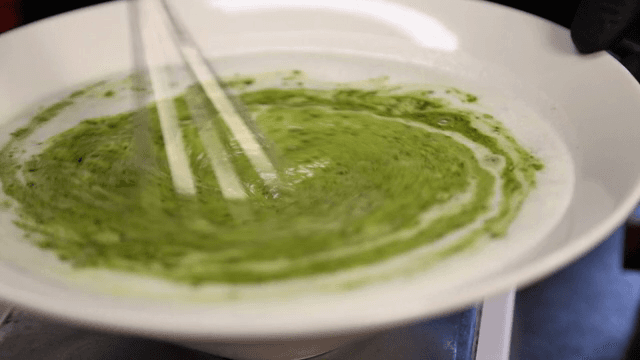 콩물과 녹차 가루를 섞는 장면