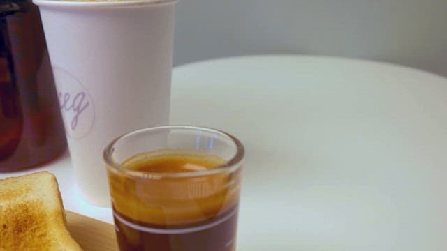 토스트와 커피가 준비된 따뜻한 아침 식사