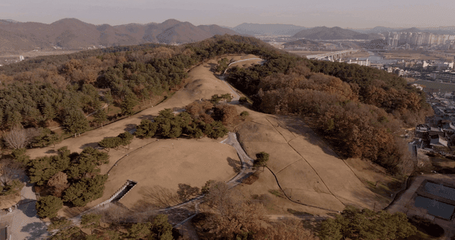 숲이 우거진 고분과 도시 풍경